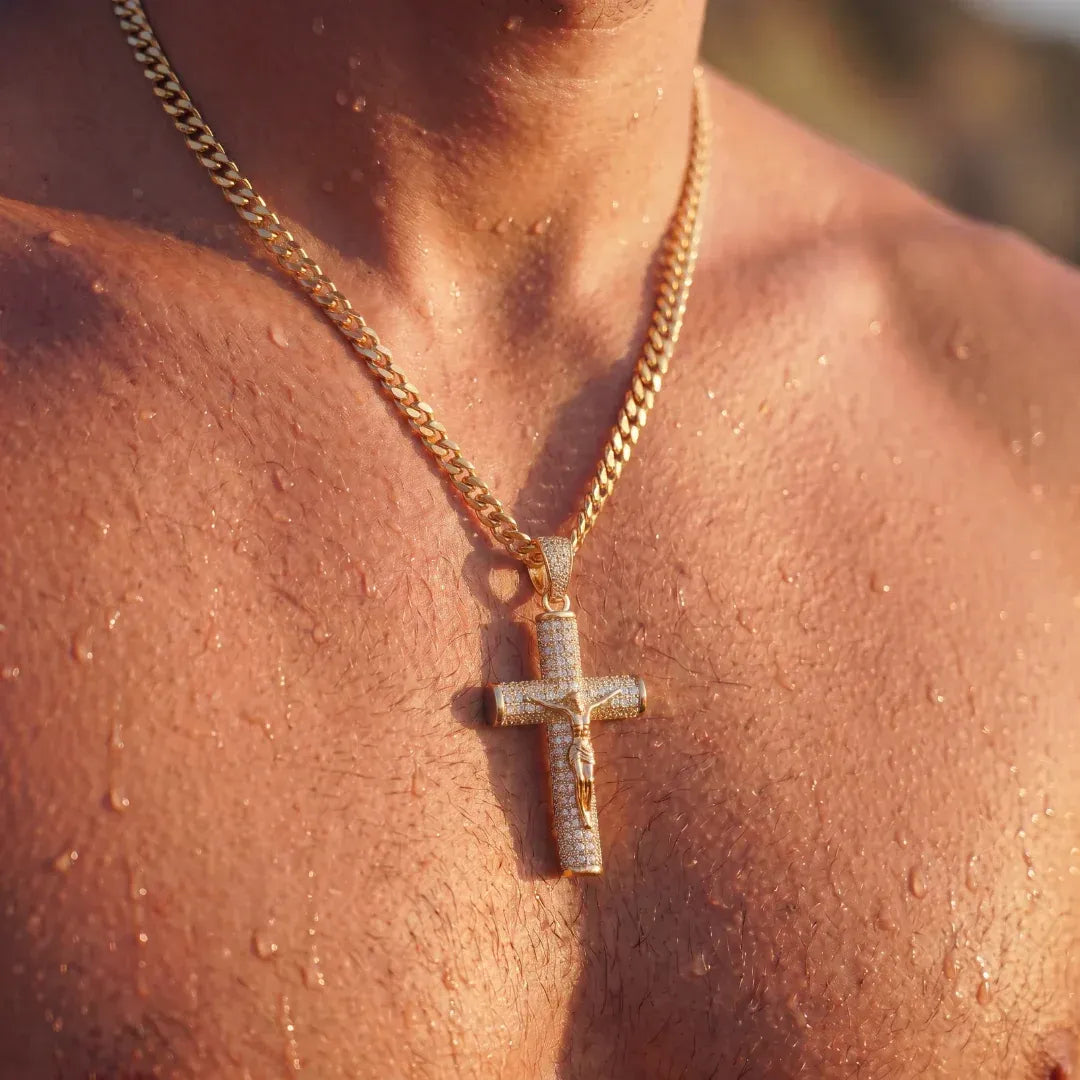 Cadena de crucifijo chapado en oro de 14 quilates
